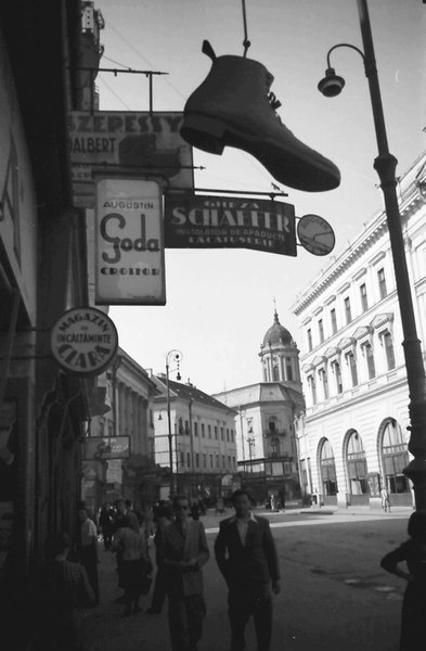 Magazinul cu bocanc, printre cele mai frumoase fotografii de reclamă din România de altădată