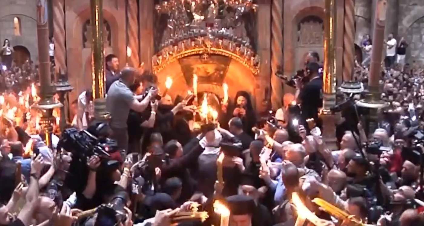 S-a aprins Lumina Sfântă la Ierusalim FOTO: Captura video