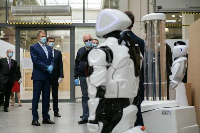 Iohannis si robotelul Escu FOTO presidency.ro