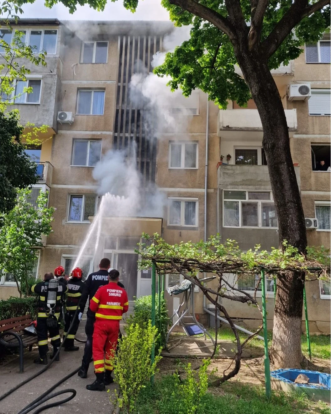 Incendiu într-un bloc din Oradea. 15 locatari au reușit să iasă singuri din imobil, iar pompierii au evacuat o persoană și o pisică
