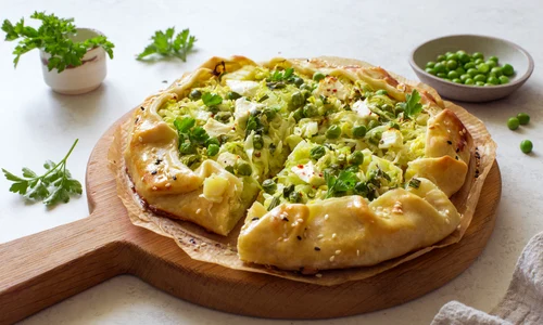 Placinta cu varza si mazare  Sursa foto shutterstock 1967135323 jpg