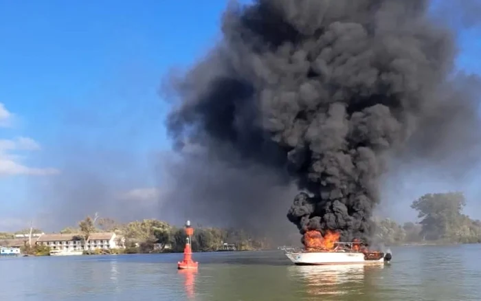 Nu se ştie încă de la ce a pornit incendiul. Foto ISU Tulcea