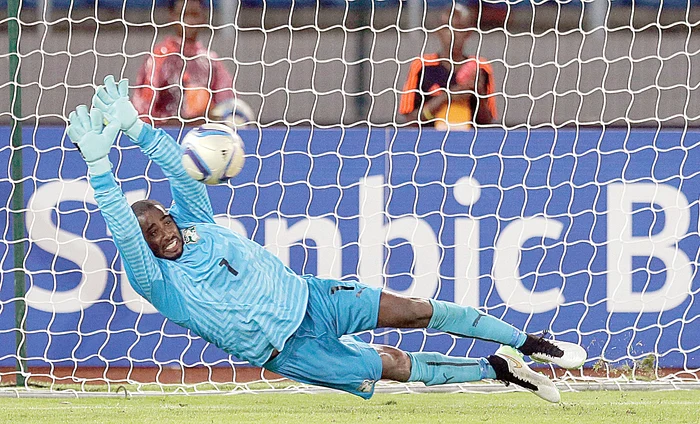 
    Boubacar Barry a apărat mai întâi şutul tras de portarul advers...Foto: AP  