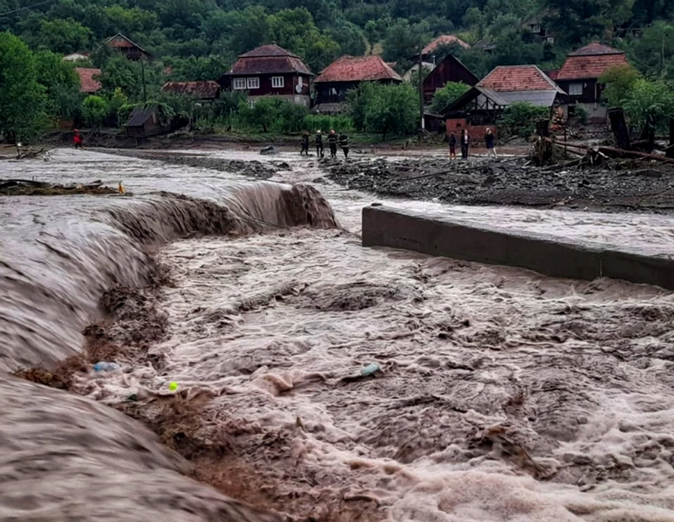 
    Oameni cărați pe sus, din casele distruse de apefoto: ISU Alba  