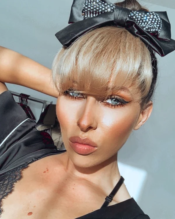 Raluca este noua cucerire a lui Cezar şi, aşa cum ne-a obişnuit, nu duce lipsă de sex appeal.
