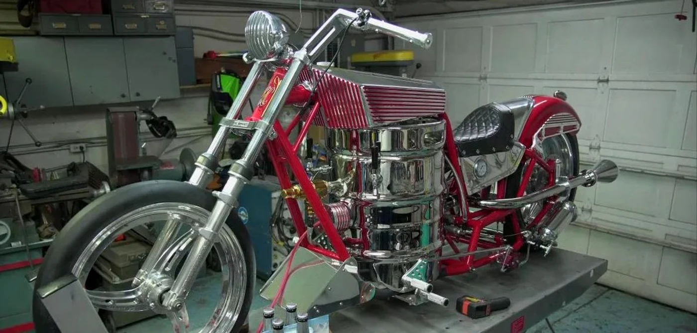 Motocicleta are un rezervor de 53 de litri (foto: captura video)