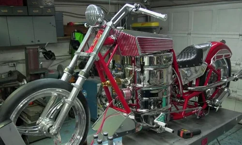 Motocicleta are un rezervor de 53 de litri jpg