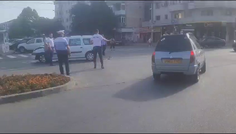 Ambulanță lovită în centrul Slatinei. Echipajul se deplasa pentru a prelua un pacient VIDEO