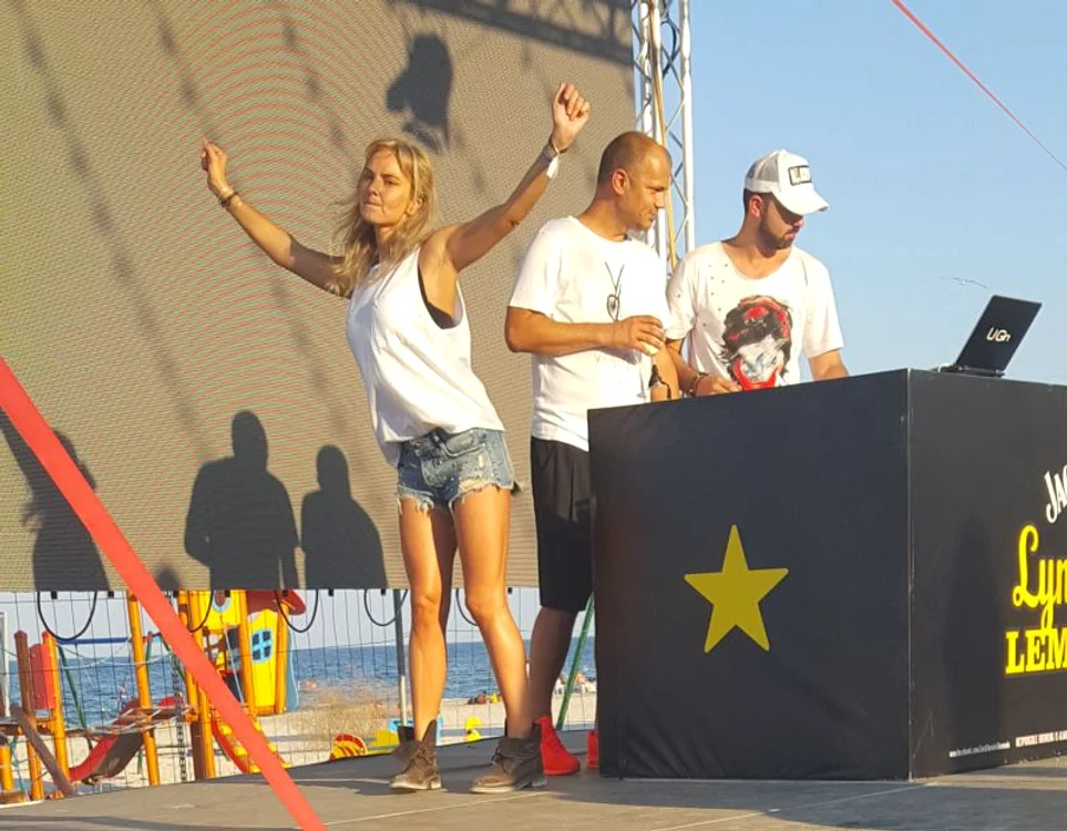 Blonda a fost animatoare şi dj la petrecerea de pe plajă
