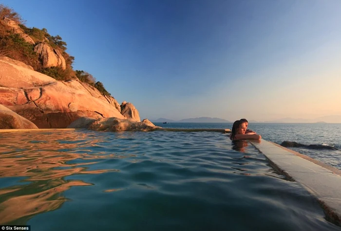 Piscina care se uneşte cu oceanul este perfectă pentru a admira un apus de soare în doi FOTO: Daily Mail