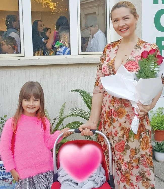 
    Ianna şi Erika Maria,  în prima poză  cu Alexandru   