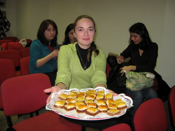 Voluntarii, mândri de prăjiturile preparate de ei