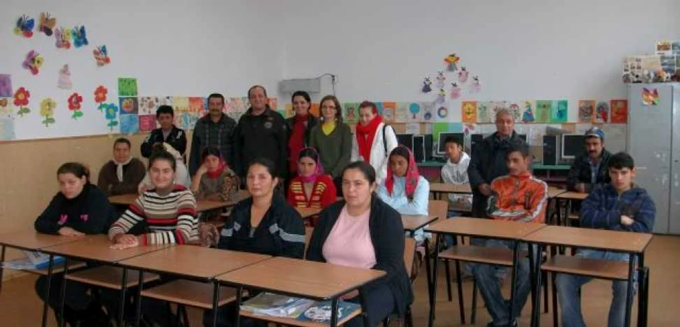 Pe perioada de şcolarizare cursanţii beneficiază şi de o bursă de studii