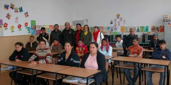 Pe perioada de şcolarizare cursanţii beneficiază şi de o bursă de studii