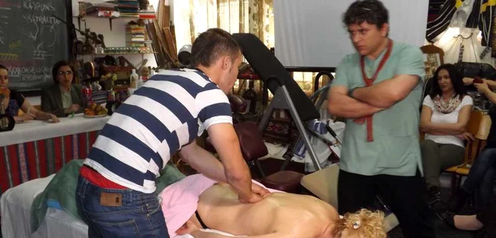 Albert Leonardo în timpul examenului de promovare a cursului de maseuri urmărit îndeaproape de maestrul său, Dan Alexoae FOTO Corina Macavei