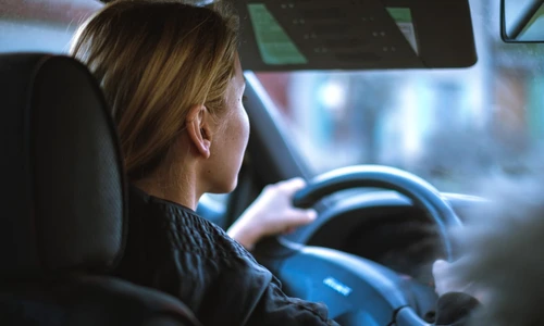 femeie care conduce jpg