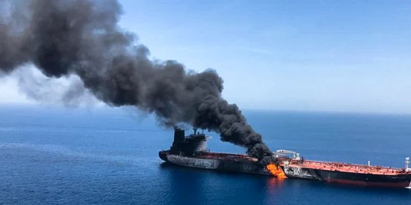 Petrolierul Front Altair a luat foc în golful Oman după ce ar fi fost atacat FOTO EPA-EFE / Stringer