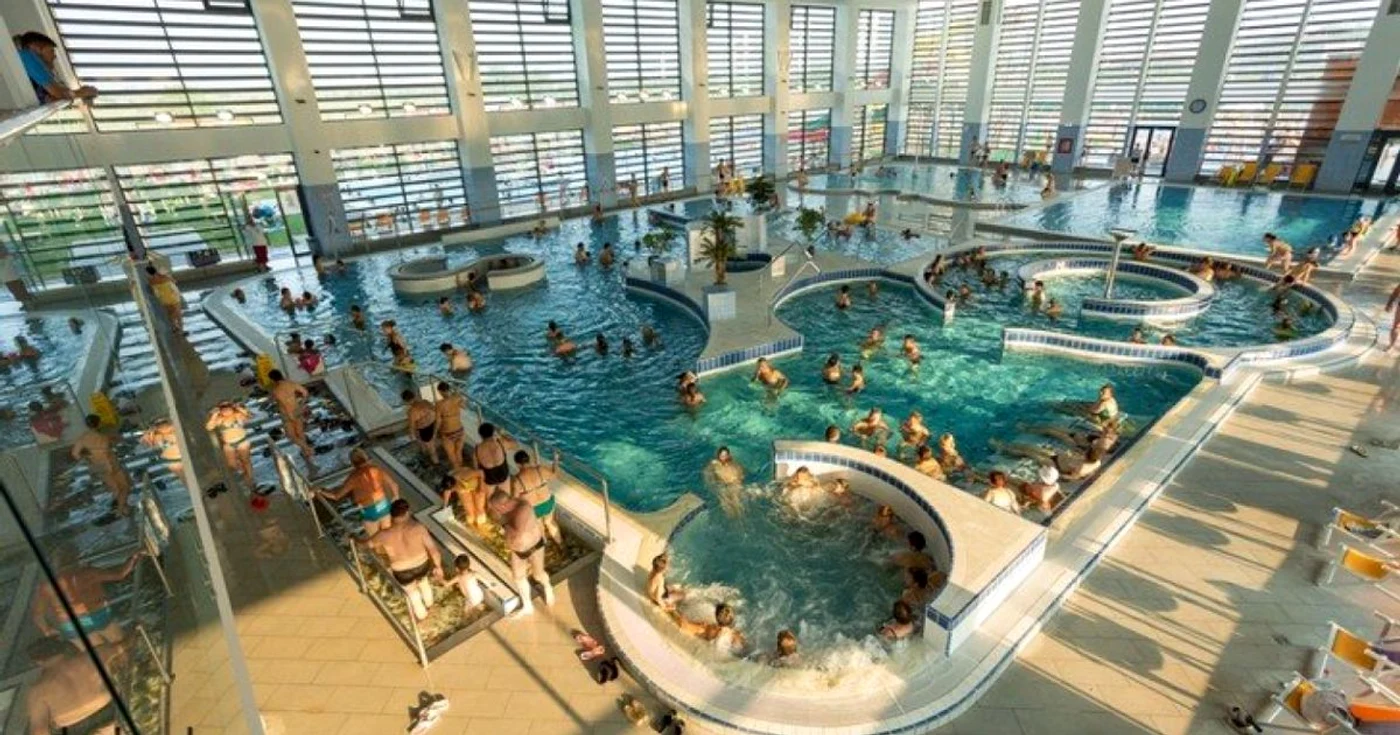 Aqua Star de la Satu Mare este unul dintre complexurile acvatice deschise pe timp de iarnă