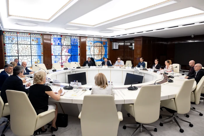Premierul s-a întâlnit vineri cu reprezentanţii Asociaţiei Nevăzătorilor. FOTO Facebook