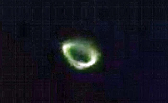 Într-unul din cadre, obiectul luminos de nuanţă verde apare sub forma unui cerc