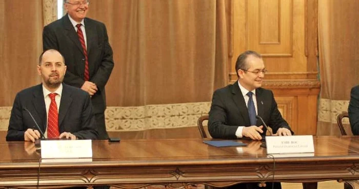 Protocolul politic semnat de Kelemen Hunor (stânga) şi Emil Boc prevede adoptarea legii regiunilor până în 2012