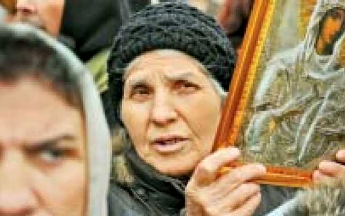 Sute de enoriaşi au venit să se închine la moaşte p Foto: mediafax