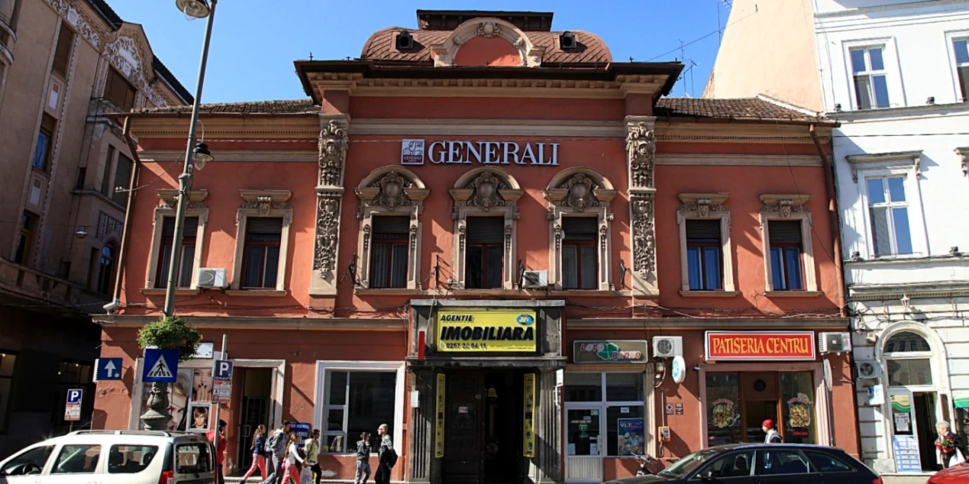 Clădirea este situată în Arad, pe bulevardul Revoluţiei