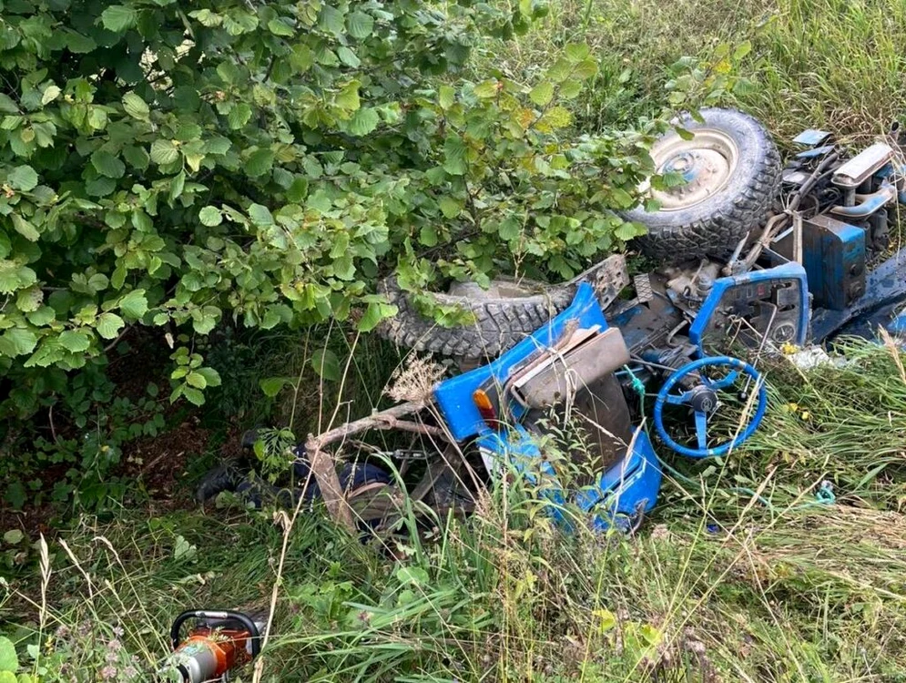 Barbatul a rămas captiv sub tractor până la intervenția pompierilor. FOTO neamt365.ro