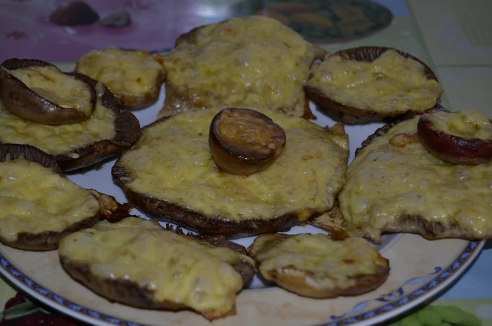 
    Ciuperci cu cascaval la cuptor  