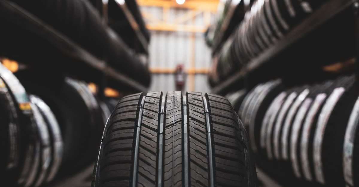 Cum trebuie depozitate corect anvelopele de vară pe timpul iernii. Riscă să se deterioreze din cauza frigului