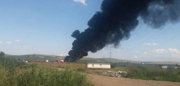 În incendiu au ars 300 de containere din plastic şi pubele