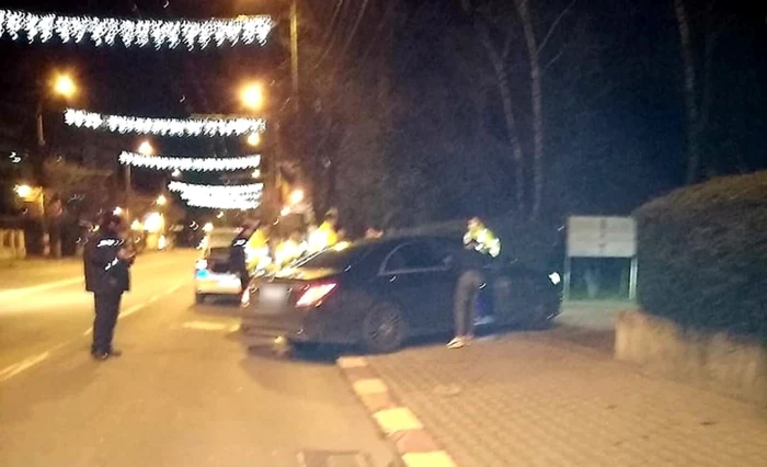 Tânărul a intrat cu maşina în Parcul Central Foto: Poliţia Locală Tg. Jiu