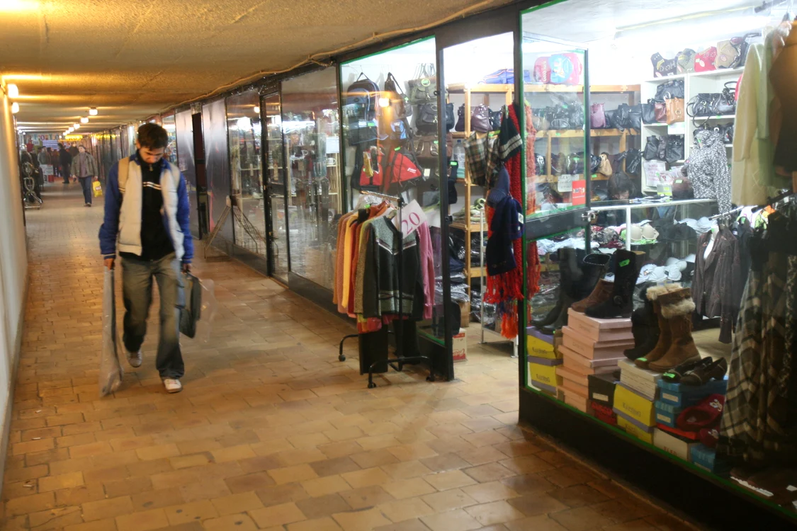 Pasajul este transformat de ani de zile în spațiu pentru comercianți