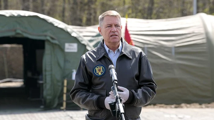 
    Un militar a leșinat lângă Klaus IohannisFoto: Facebook  