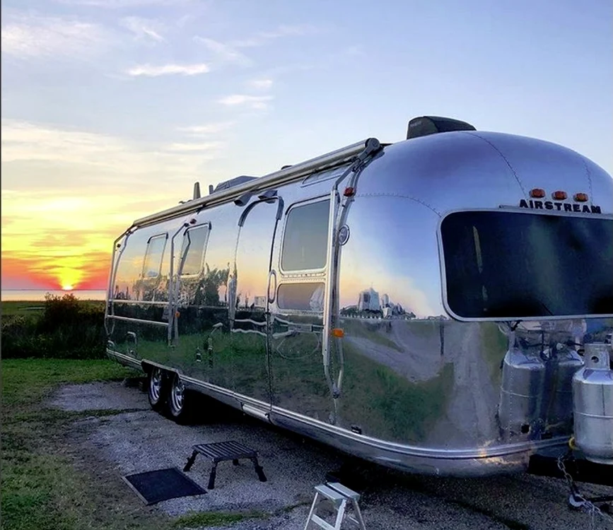 Cei doi şi-au cumpărat o rulotă Airstream