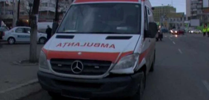 Victima a fost transportată de urgență la spital 