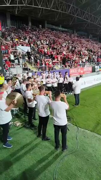 Atmosferă de vis pe arena „Francisc Neuman” plină ochi. Imnul „Bătrânei Doamne“, intonat în premieră de corul  Filarmonicii VIDEO 