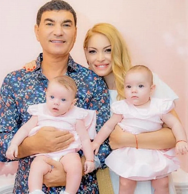 
    Cristi Borcea şi Valentina Pelinel, alături de gemenele Indira şi Rania Foto: arhivă personală  