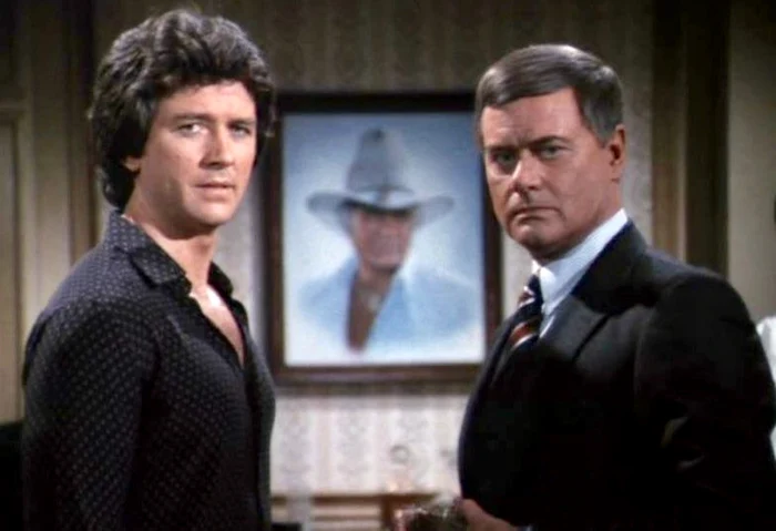 JR (Larry Hagman) şi Bobby ( Patrick Duffy) în serialul Dallas -Foto: Profimedia