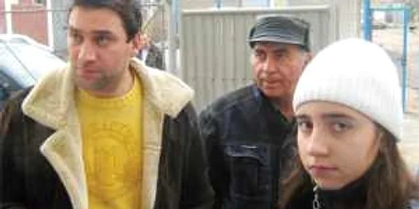 Ion Florea (stânga) preferă să îşi scoată un paşaport temporar pentru că e mai ieftin. FOTO: SV