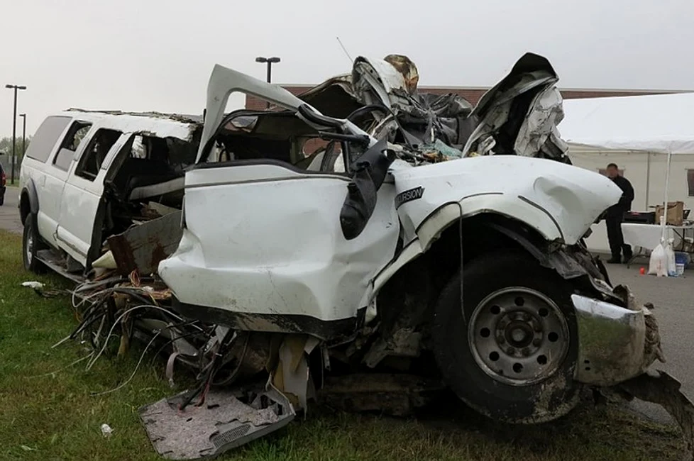 Epava limuzinei FOTO: NTSB