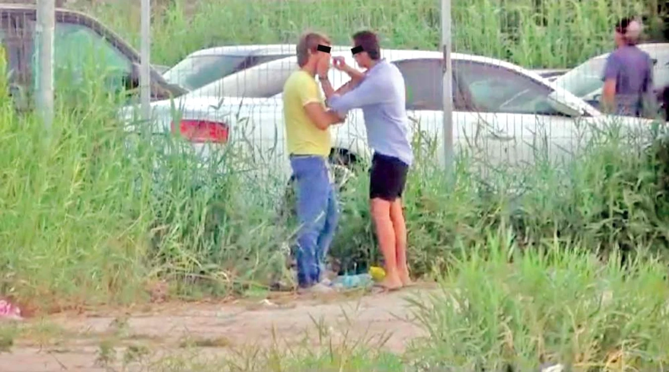 După ce tânărul a prizat, prietenul îl şterge la nas
