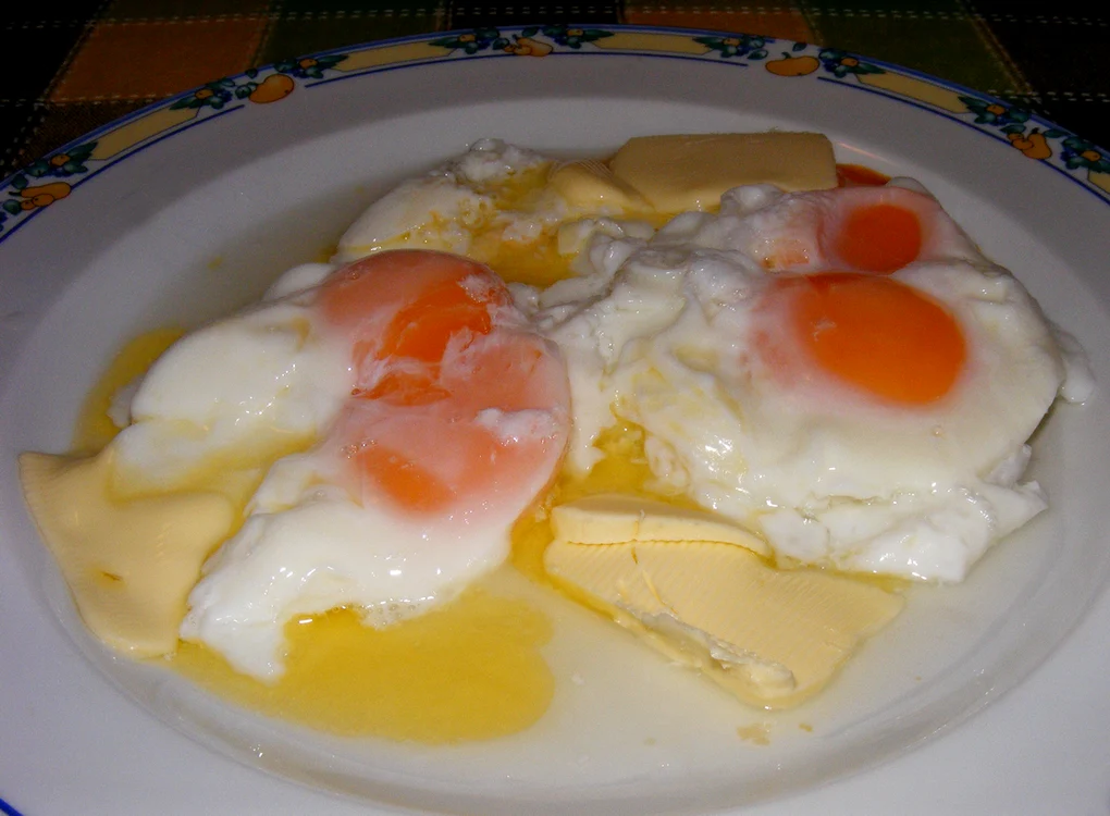 Ouăle ochiuri în apă se servesc alături de brânză şi legume
