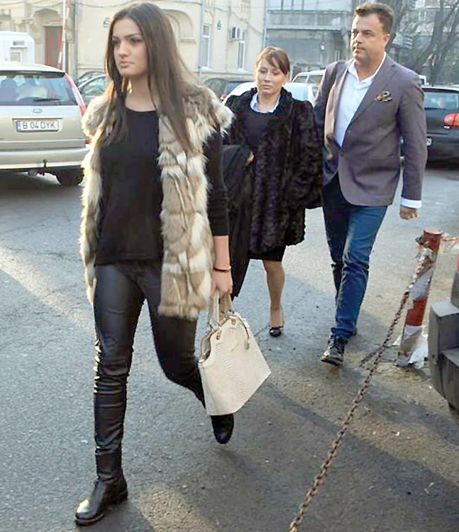 
    Adrian nu-și scapă fata din ochi,  după ce în 2014 ea a fost tăiată  cu un briceag de un libanez  