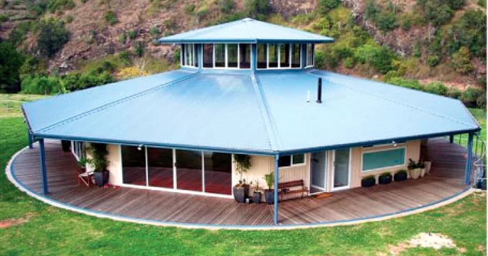 Forma octogonală a casei a permis construirea unor camere mari şi luminoase