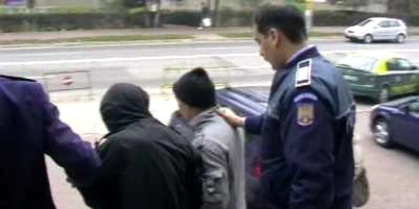 Cei doi tineri, în faţa Tribunalului Suceava
