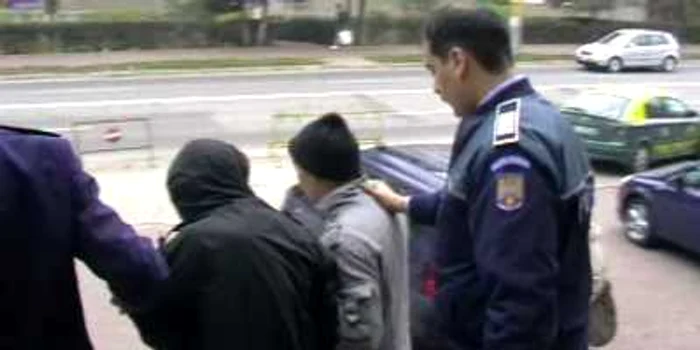 Cei doi tineri, în faţa Tribunalului Suceava