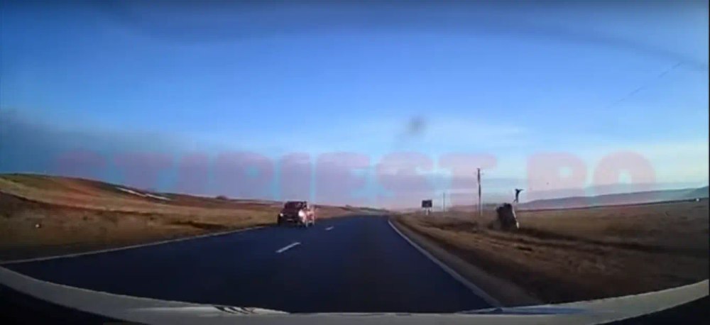 Momentul în care un șofer zboară la propriu prin parbrizul maşinii, pe un drum din Vaslui VIDEO
