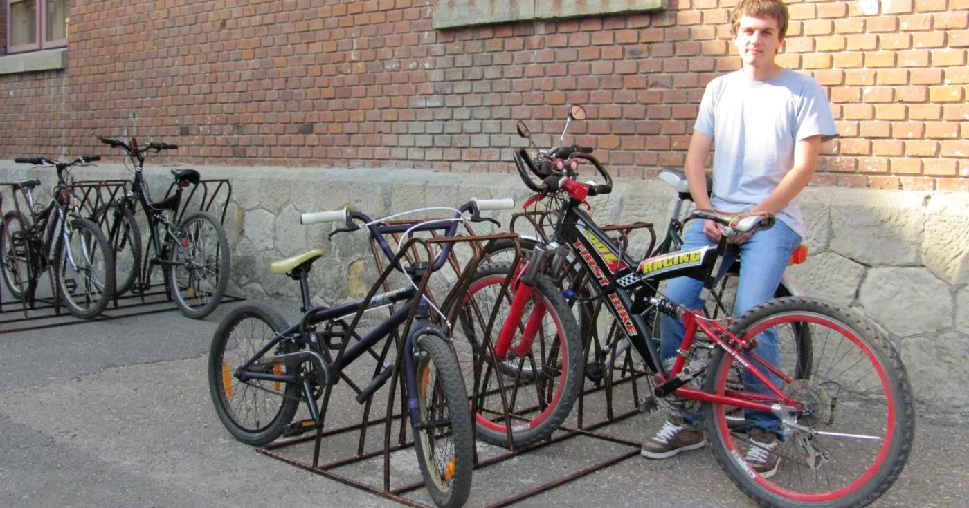 George Pătraşcu a renunţat la taxi de când poate veni la şcoală cu bicicleta. Foto: Ştefan Borcea