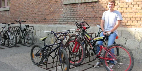 George Pătraşcu a renunţat la taxi de când poate veni la şcoală cu bicicleta. Foto: Ştefan Borcea